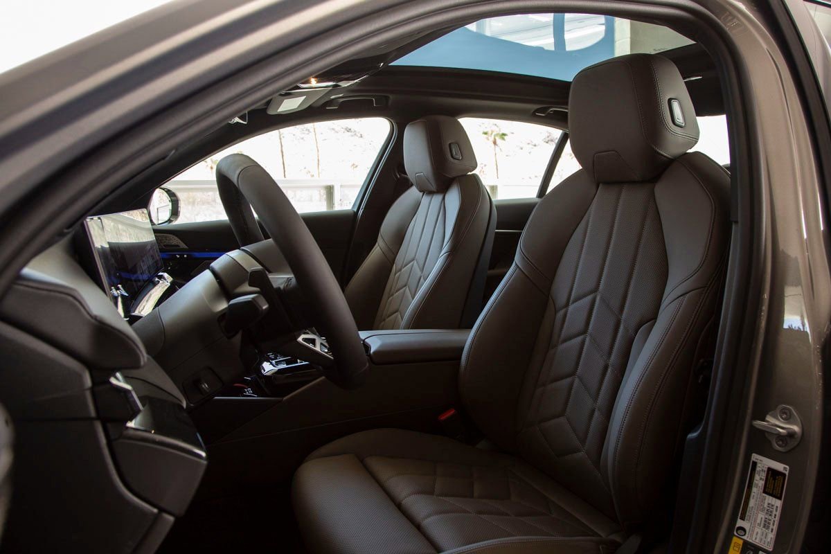 Used 2026 BMW 550e xDrive w/ Premium Package AWD/4WD image 19