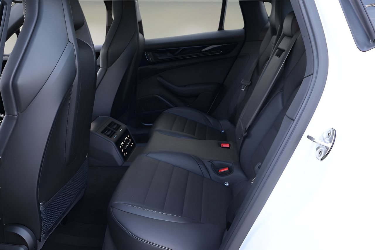Used 2024 Porsche Panamera RWD image 12