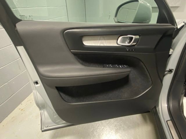 Used 2025 Volvo XC40 B5 Core AWD/4WD image 7