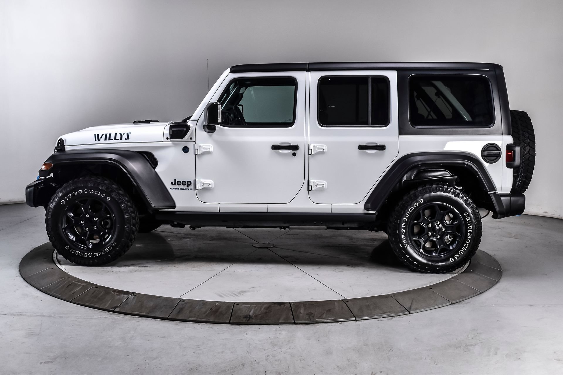 Used 2023 Jeep Wrangler Unlimited w/ Cold Weather Group AWD/4WD image 3