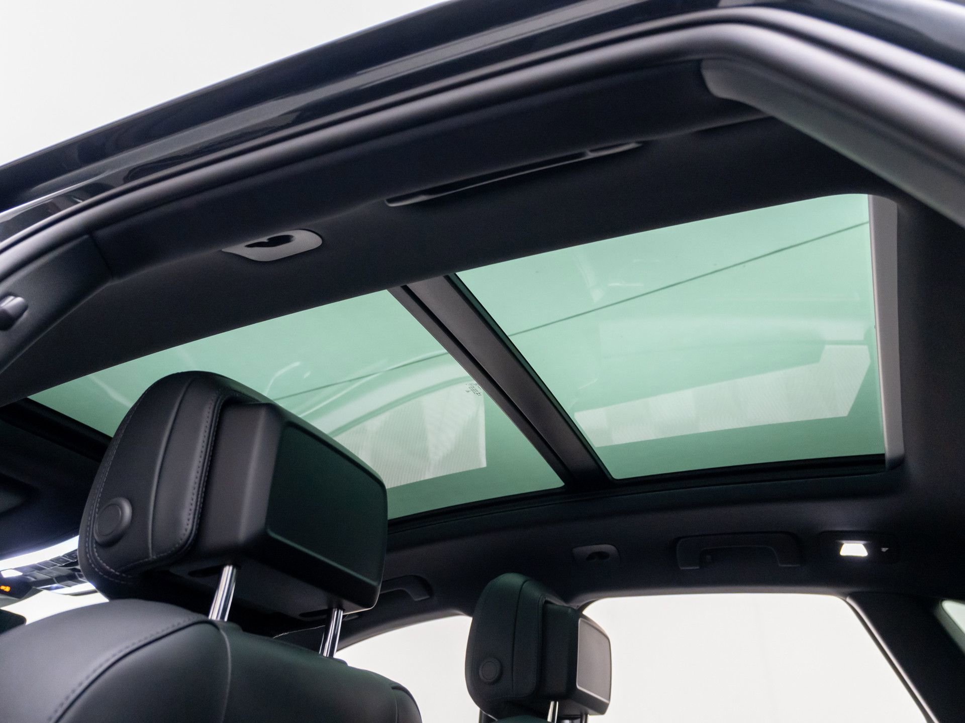 Certified 2023 Porsche Macan S AWD/4WD image 18