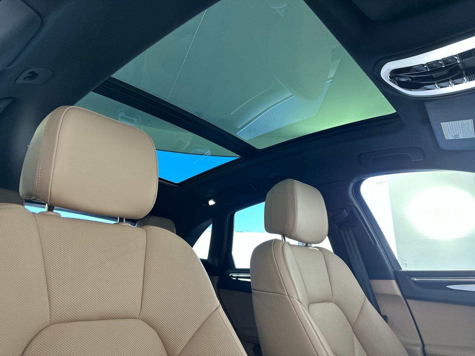 Certified 2026 Porsche Macan AWD/4WD image 19