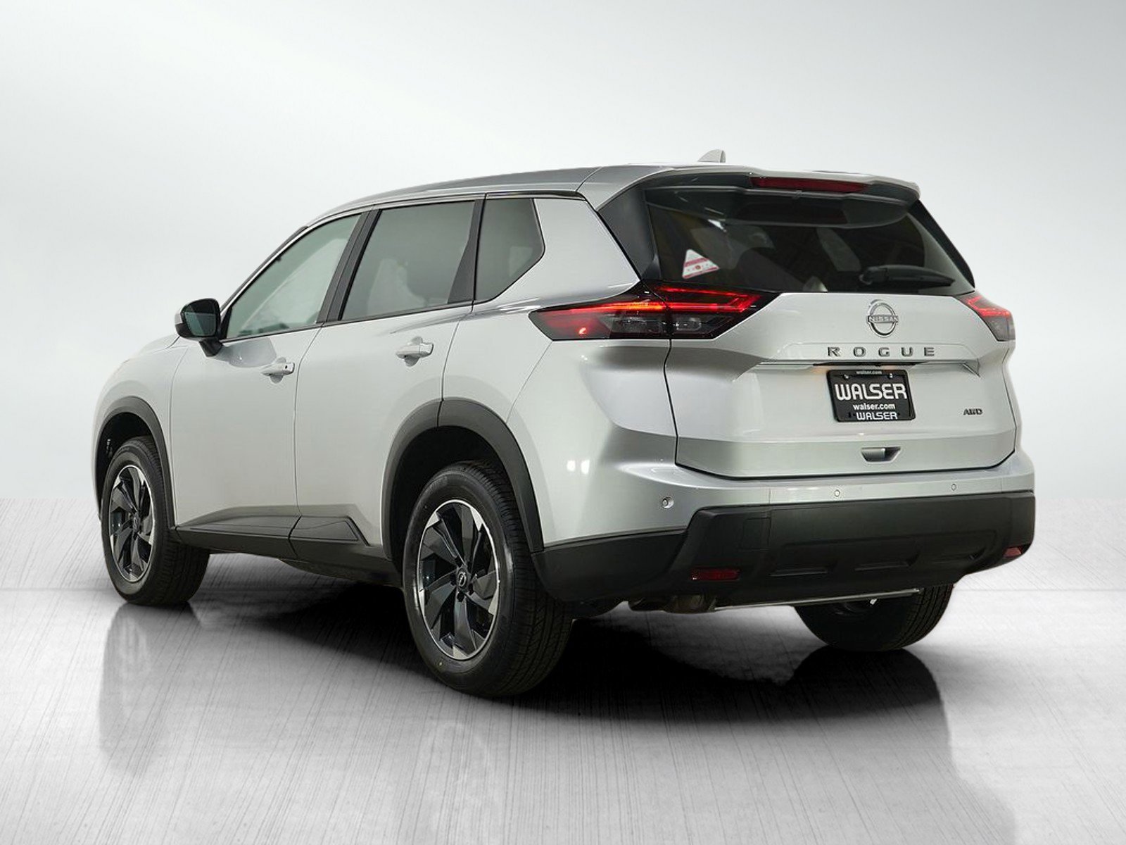 Used 2025 Nissan Rogue SV image 3