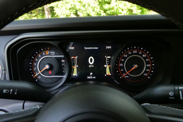 Used 2025 Jeep Gladiator Sport image 13
