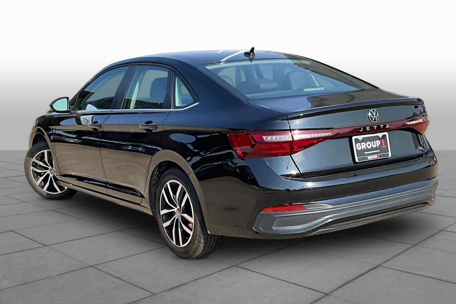 Used 2025 Volkswagen Jetta SE FWD image 11