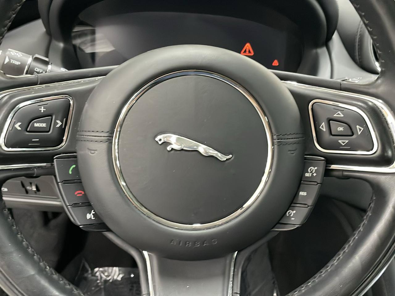 Used 2019 Jaguar XJ R-Sport RWD image 20