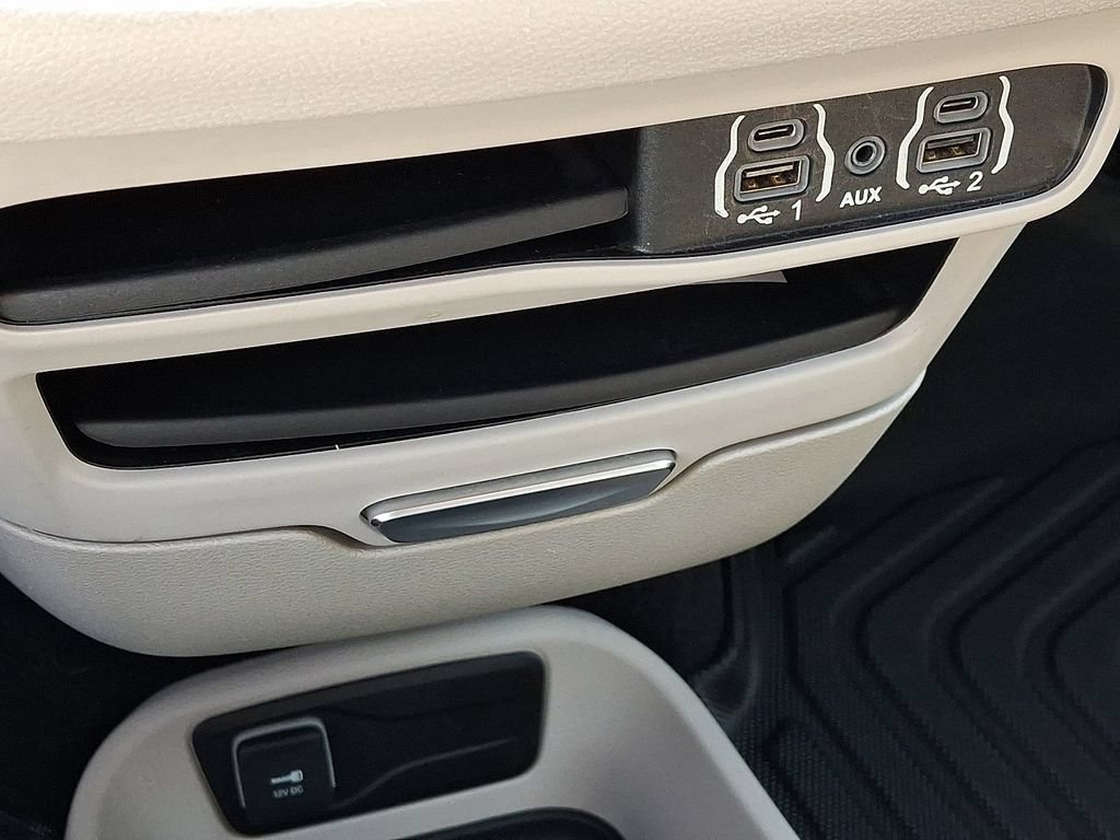 Used 2023 Chrysler Pacifica Touring-L FWD image 30