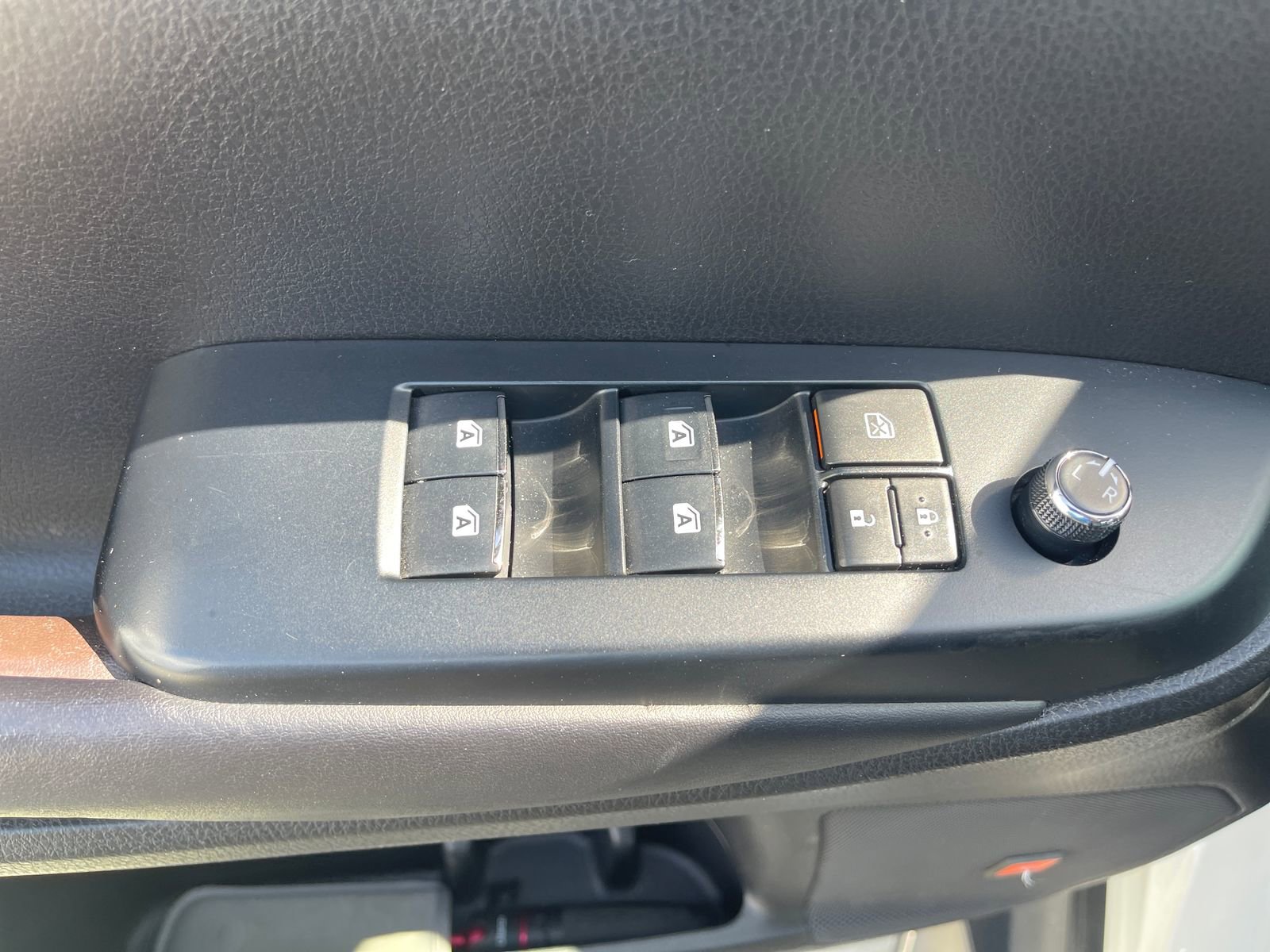 Used 2019 Toyota Highlander Limited FWD image 25