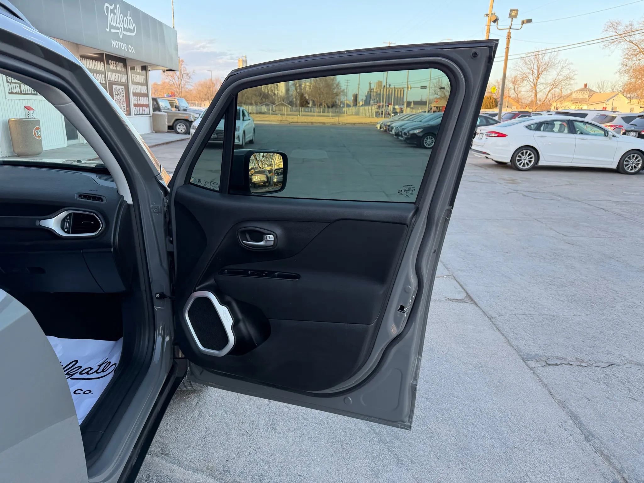 Used 2019 Jeep Renegade Latitude w/ Cold Weather Group image 14