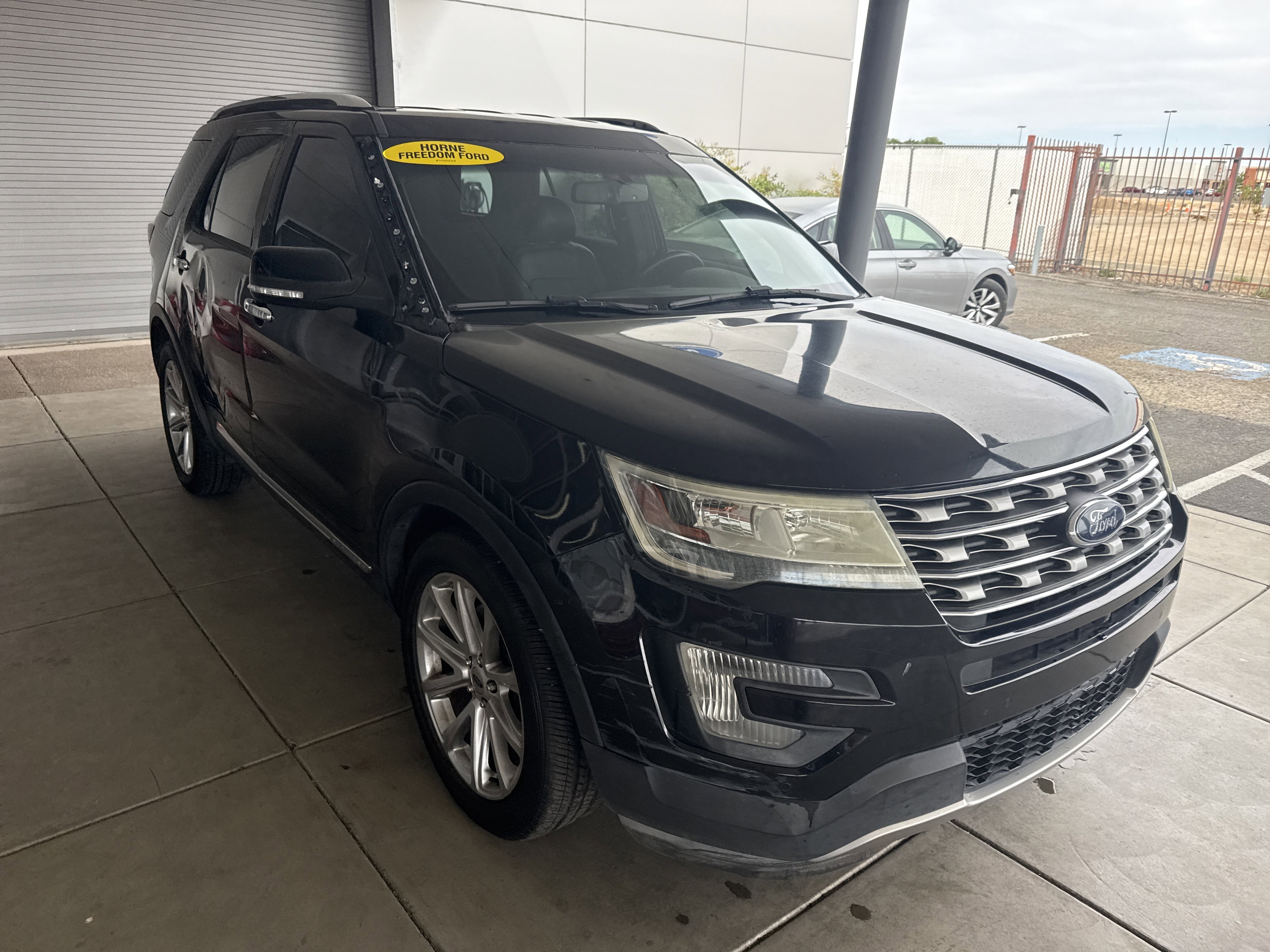 Used 2017 Ford Explorer Limited FWD image 3