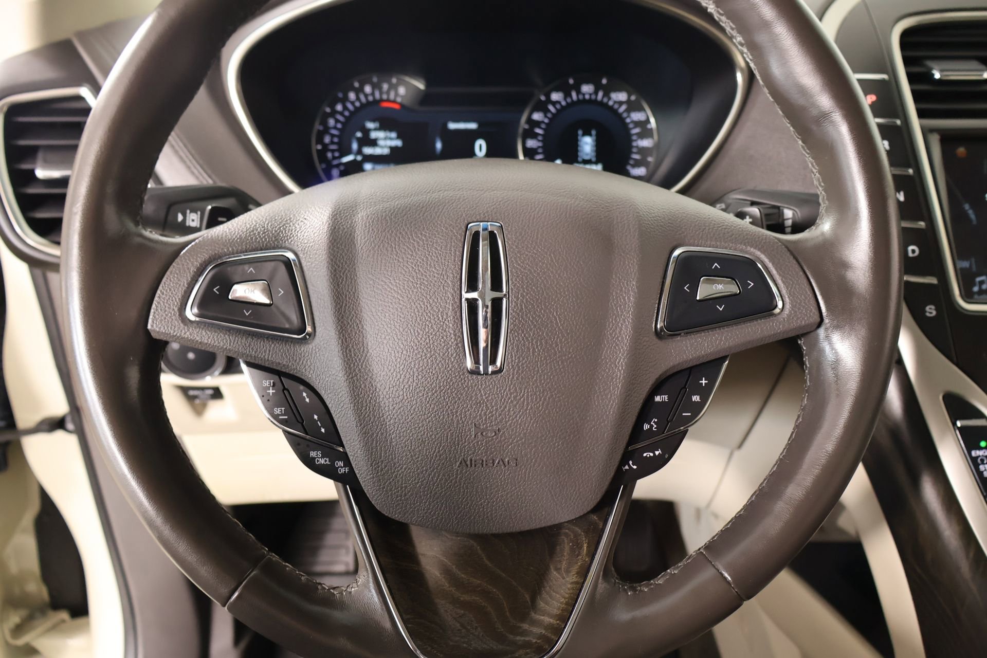 Used 2018 Lincoln MKX Reserve w/ Driver Assistance Package FWD image 3
