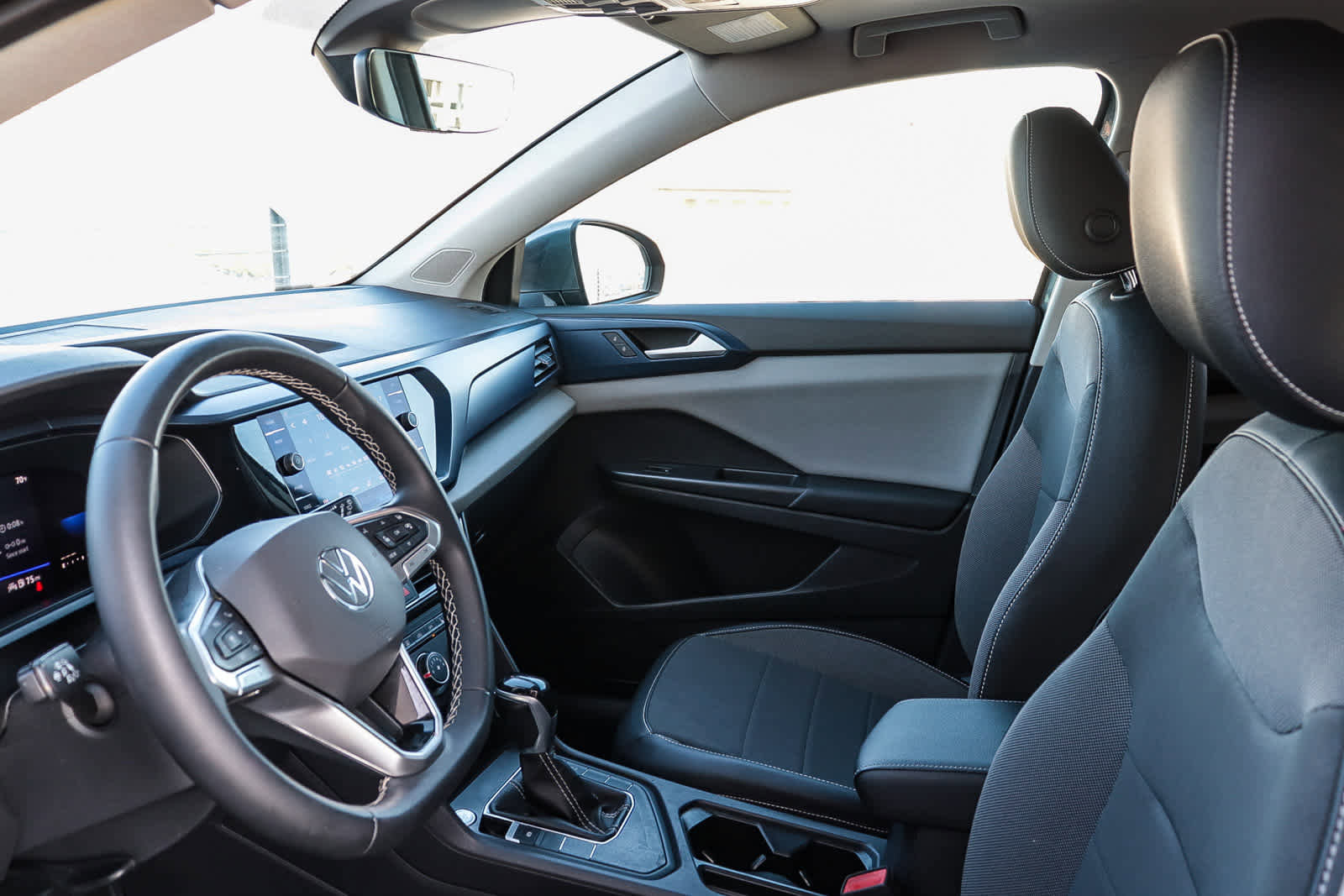 Used 2022 Volkswagen Taos SE w/ Panoramic Sunroof Package image 18