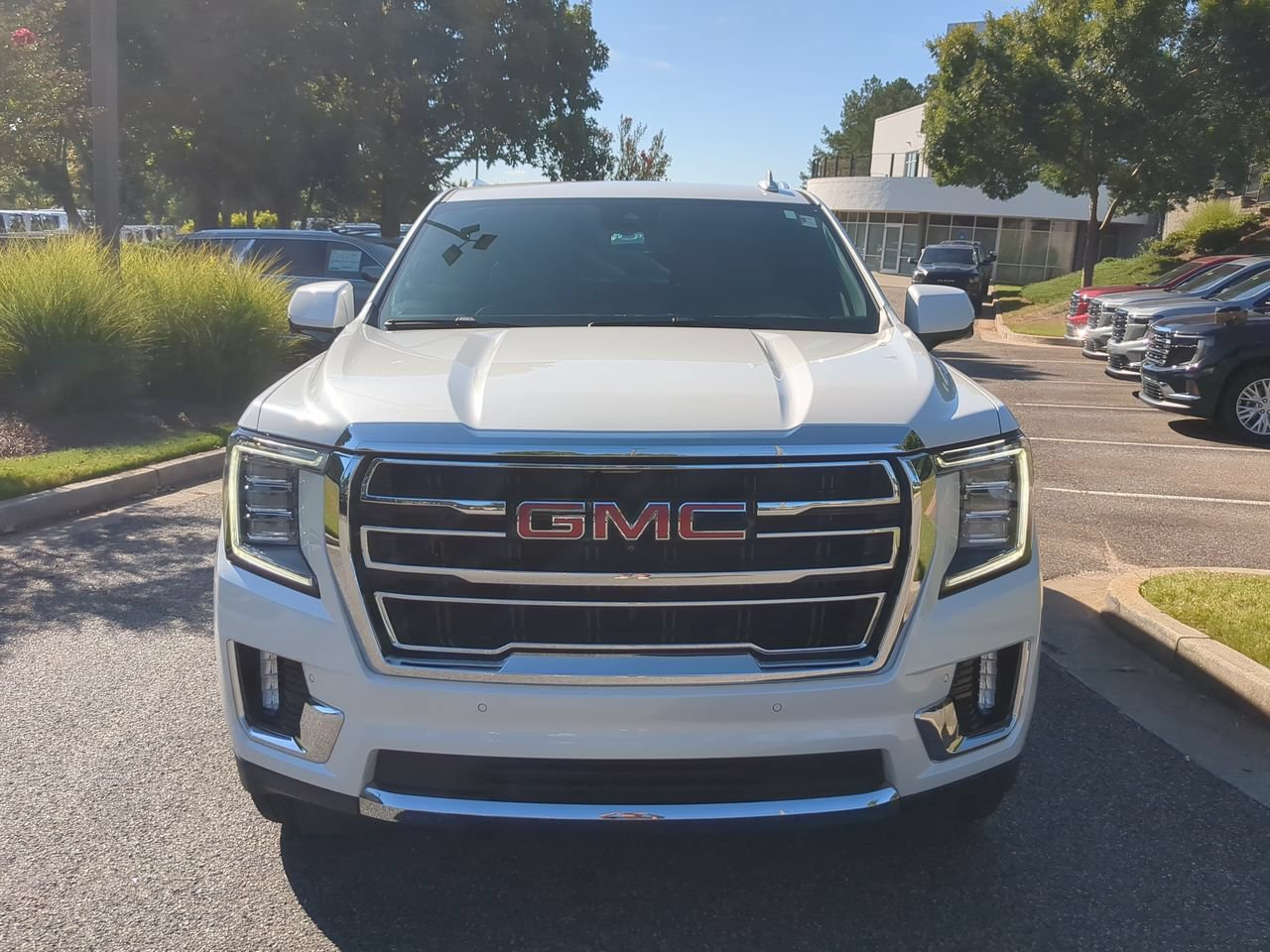 Used 2023 GMC Yukon XL SLT w/ SLT Luxury Package AWD/4WD image 3