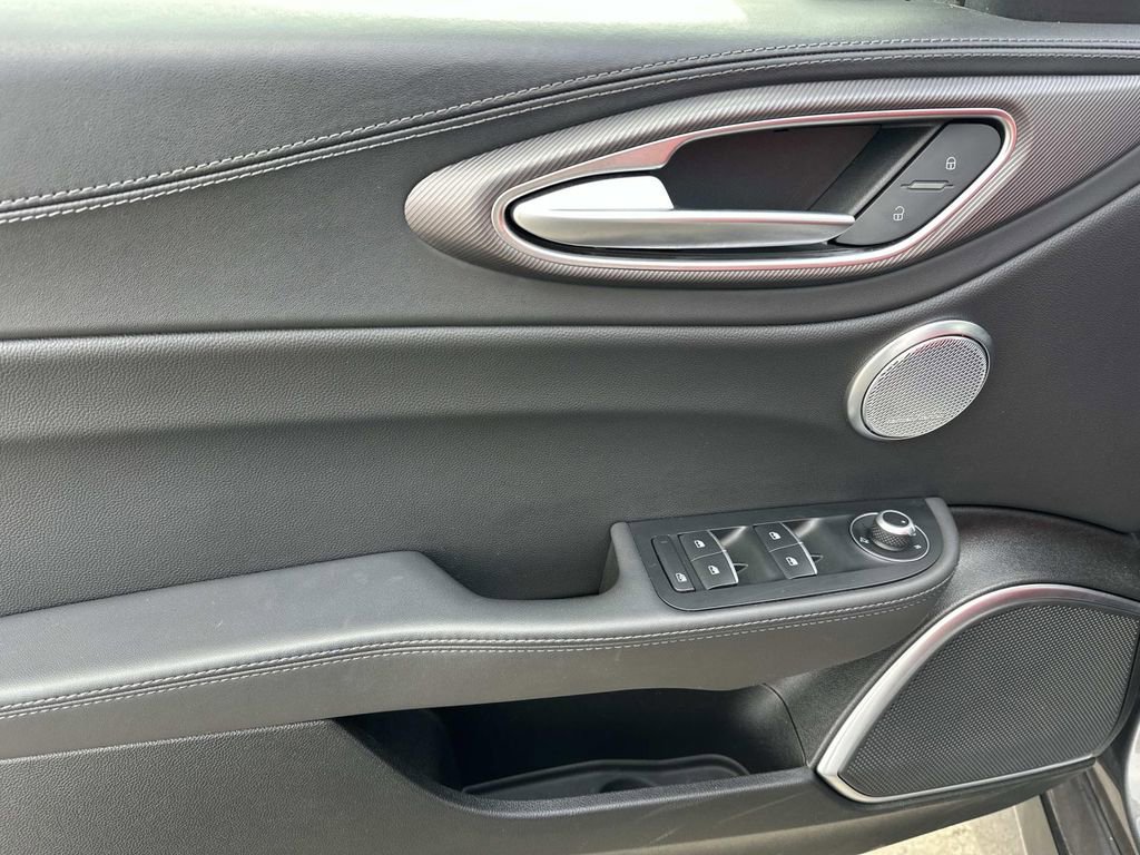 Used 2022 Alfa Romeo Giulia Veloce image 16