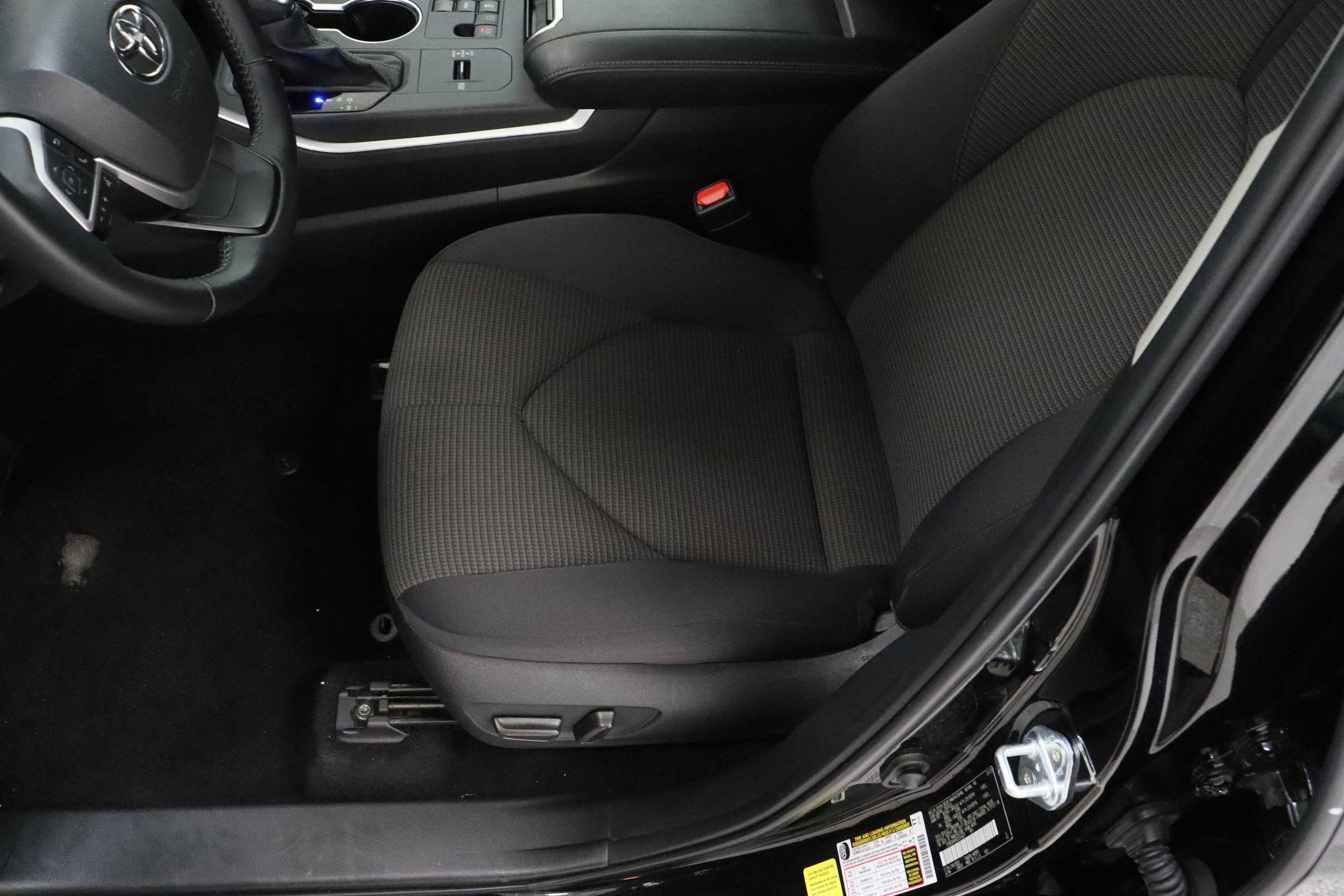 Used 2025 Toyota Highlander LE FWD image 15