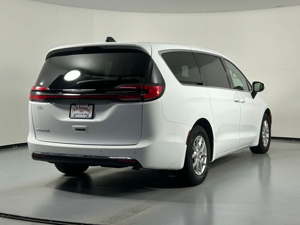 Used 2023 Chrysler Pacifica Touring-L image 7