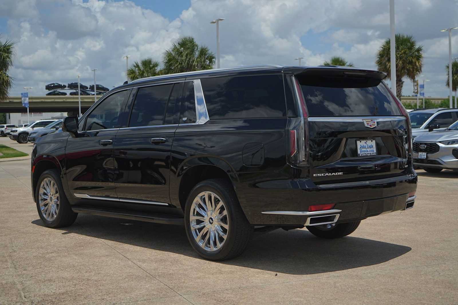 Used 2024 Cadillac Escalade ESV Premium Luxury RWD image 4