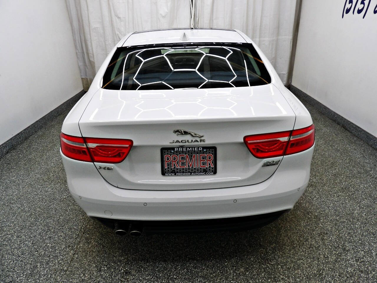 Used 2019 Jaguar XE Premium image 5