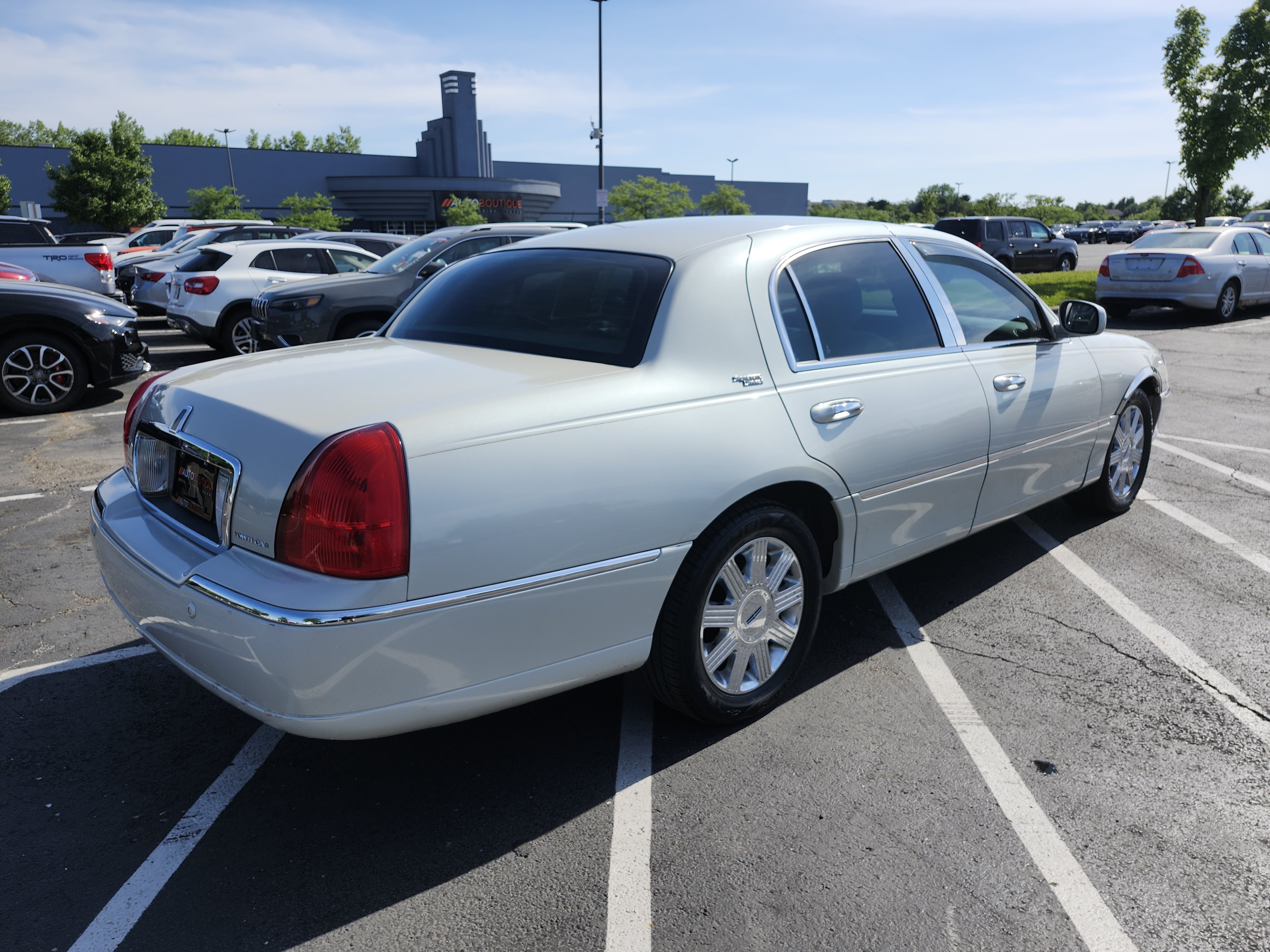 Used 2005 Lincoln Town Car Signature Limited RWD image 15