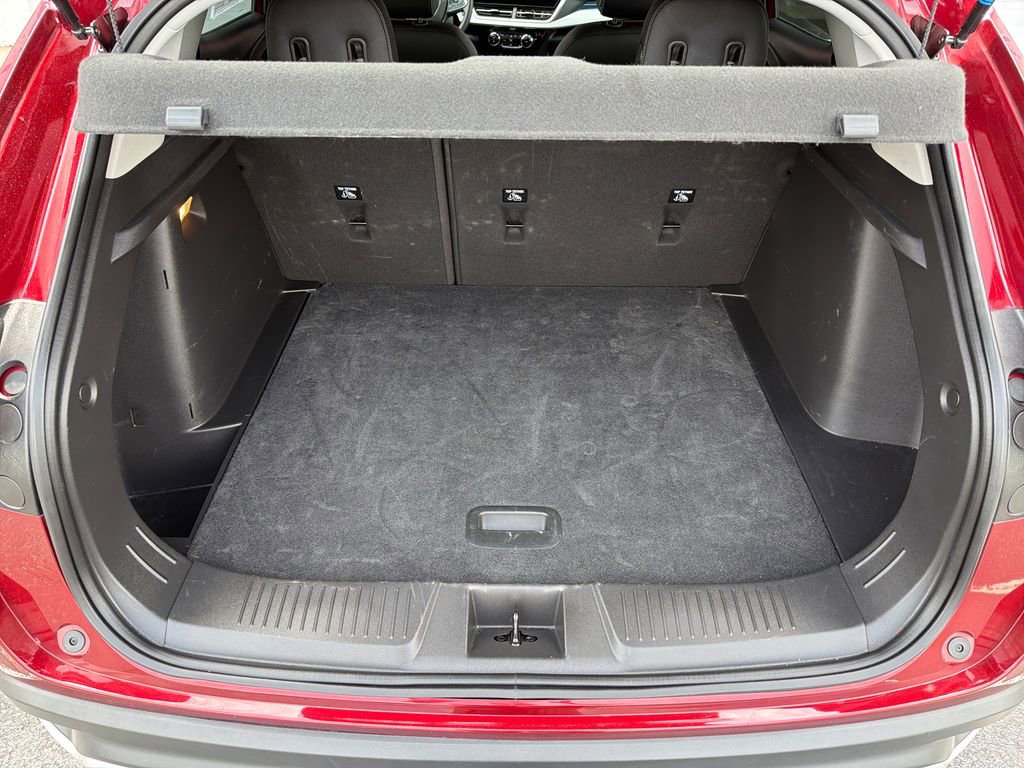 Certified 2025 Chevrolet Trax LT w/ LT Convenience Package FWD image 24