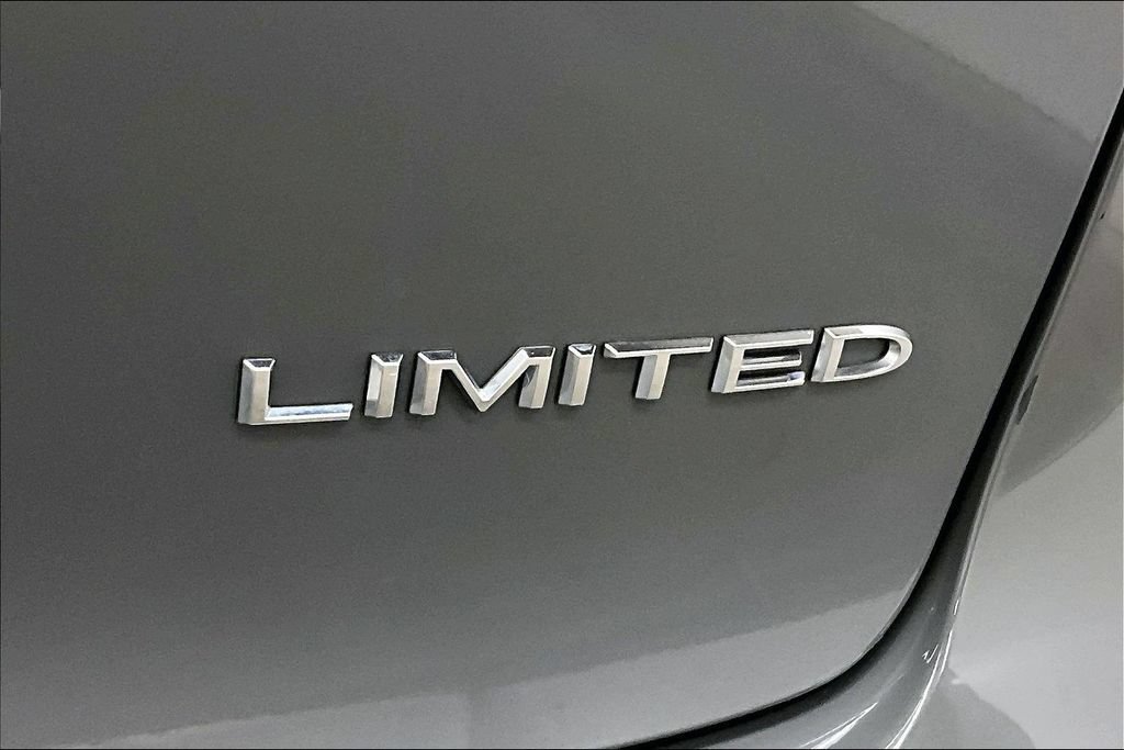 Used 2023 Chrysler Pacifica Limited FWD image 24