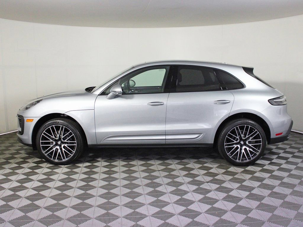Certified 2025 Porsche Macan image 2