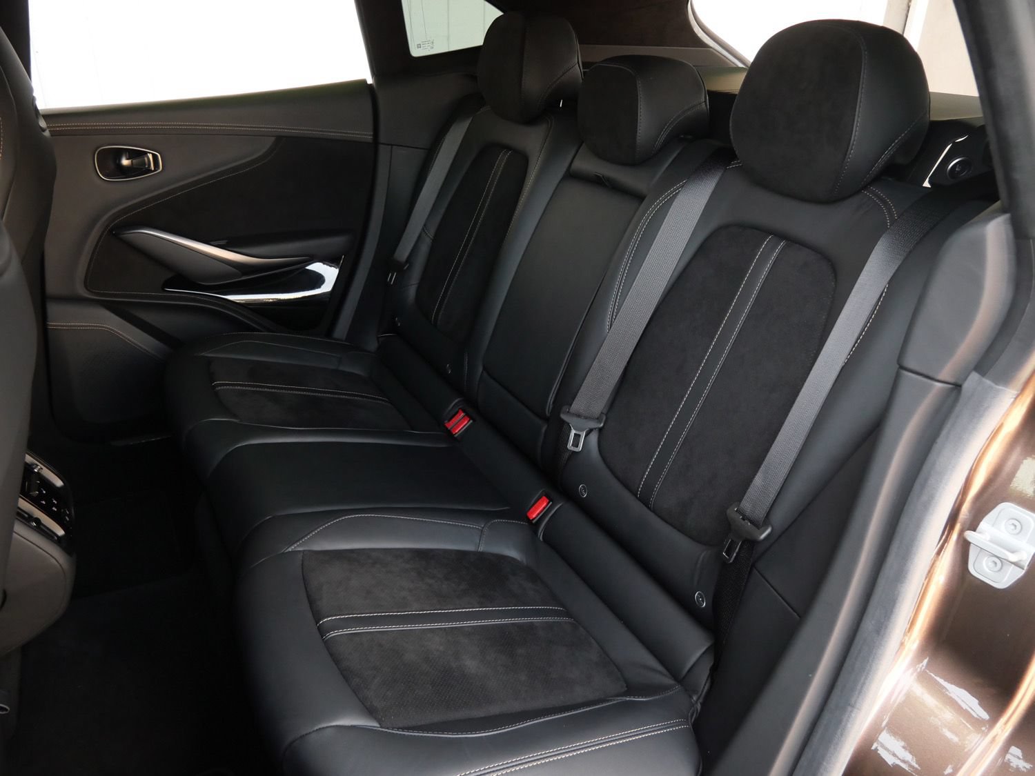Used 2024 Aston Martin DBX AWD/4WD image 25