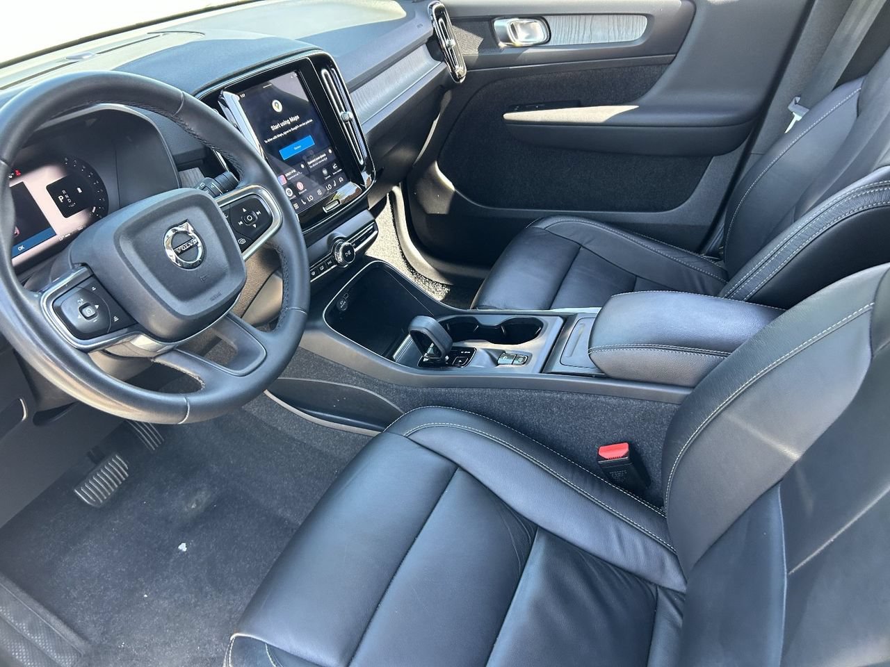 Used 2023 Volvo XC40 B4 Core FWD image 28