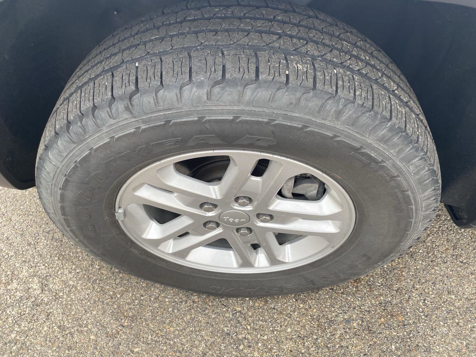 Used 2022 Jeep Grand Cherokee Laredo w/ Luxury Tech Group I image 11