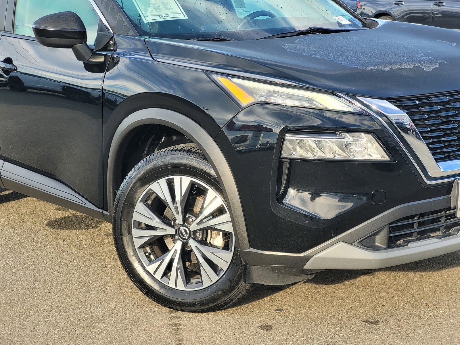 Used 2023 Nissan Rogue SV image 3