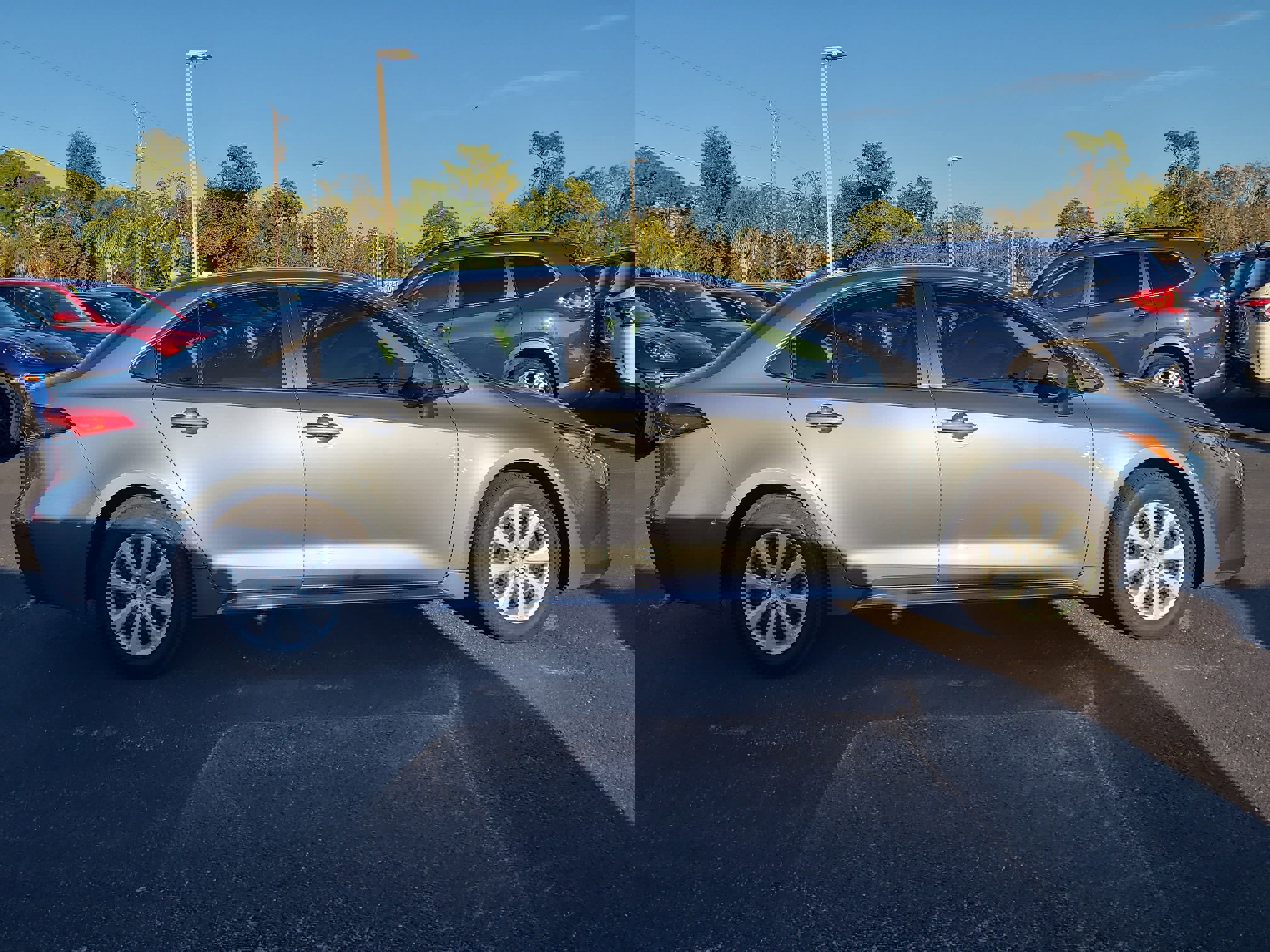 Used 2022 Toyota Corolla LE image 7