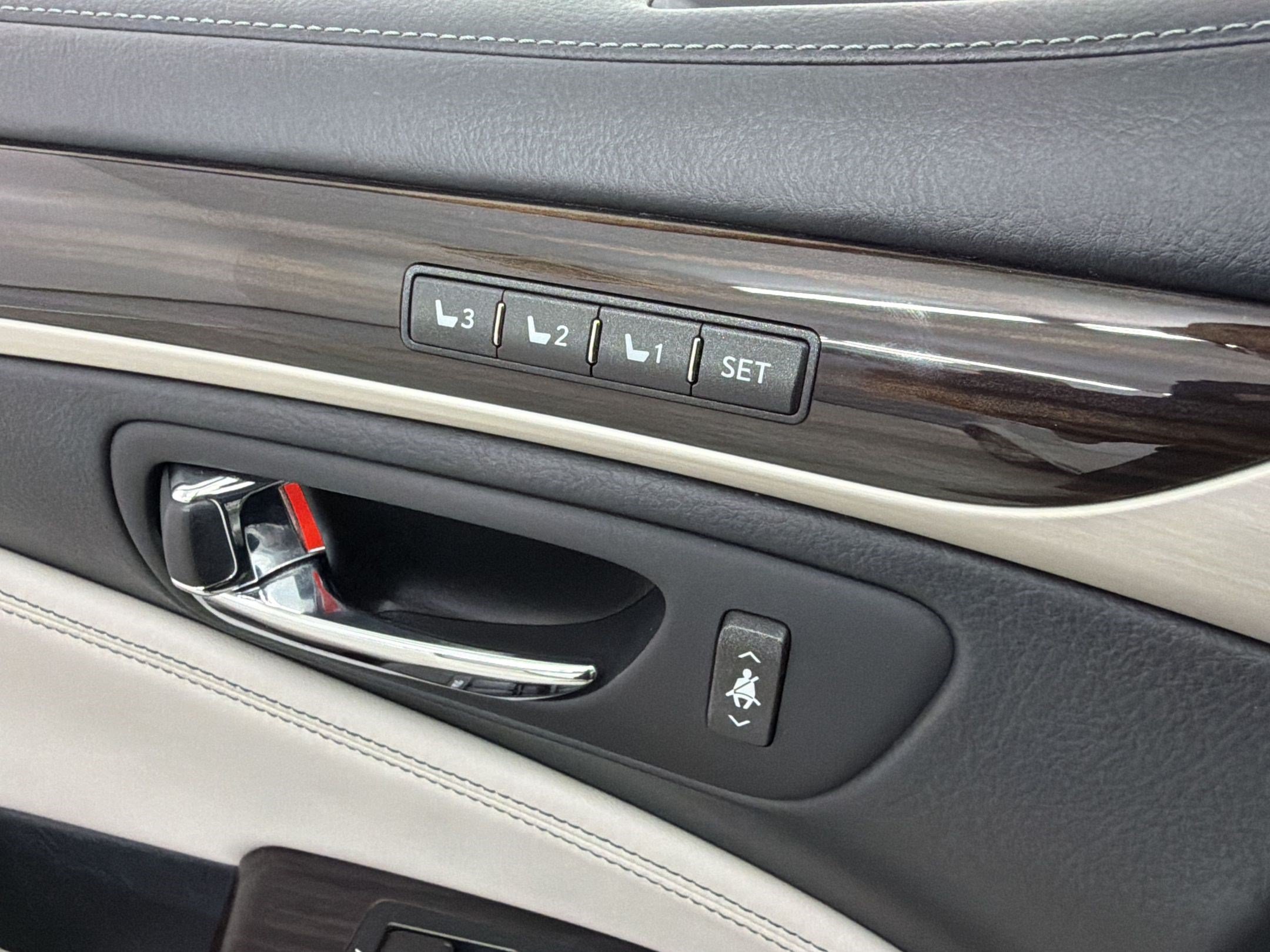 Used 2017 Lexus LS 460 L w/ Ultra Luxury Package RWD image 35