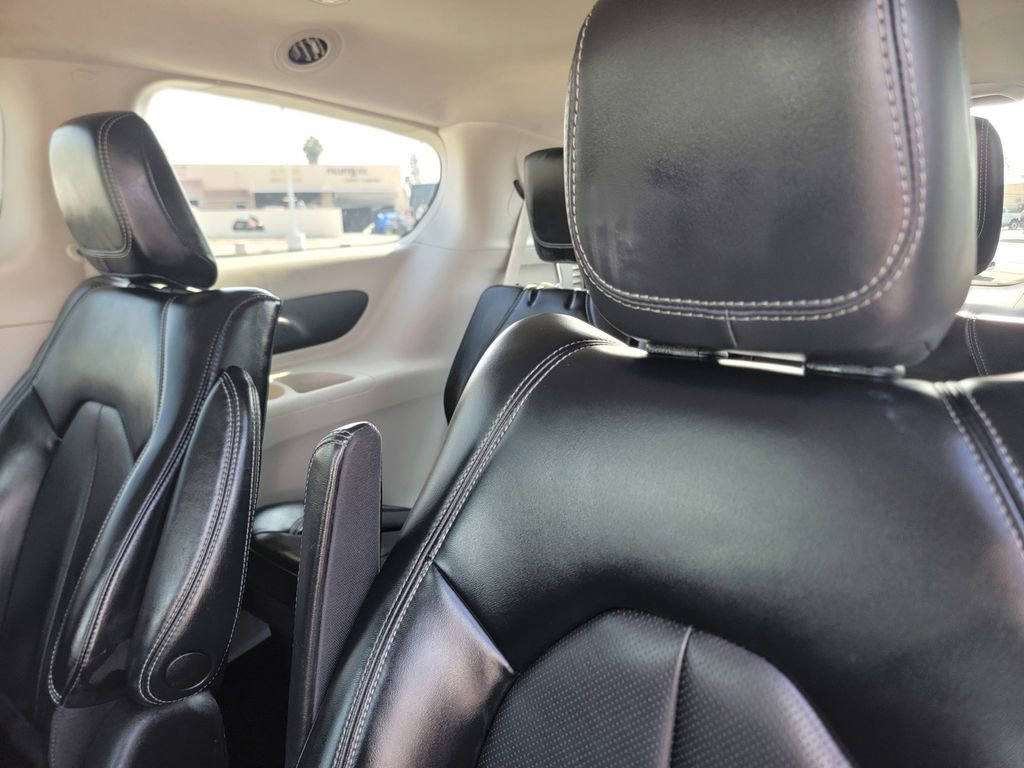 Certified 2023 Chrysler Pacifica Touring-L image 16