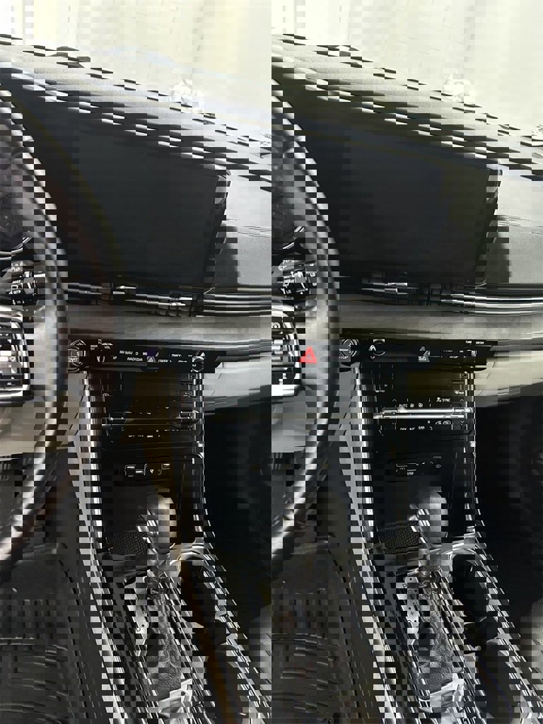 Used 2022 Kia Carnival EX image 16