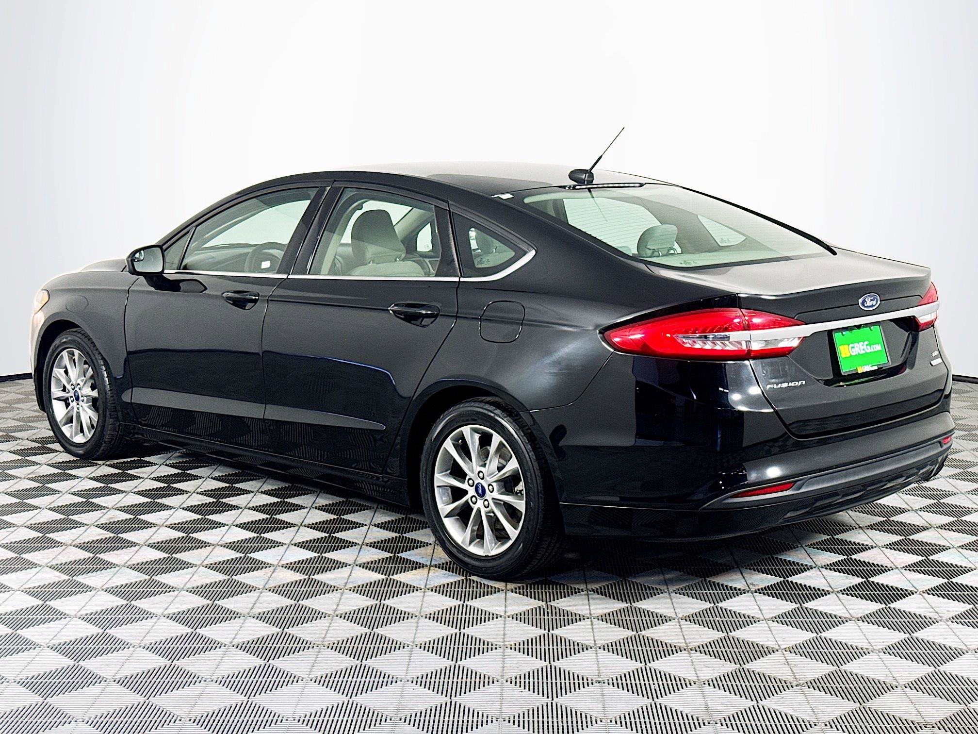 Used 2017 Ford Fusion SE image 6