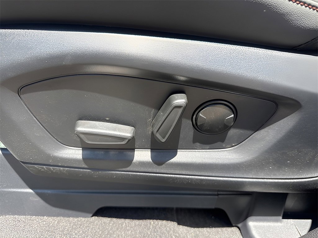 New 2025 Ford Explorer Active w/ Active Comfort Package image 18