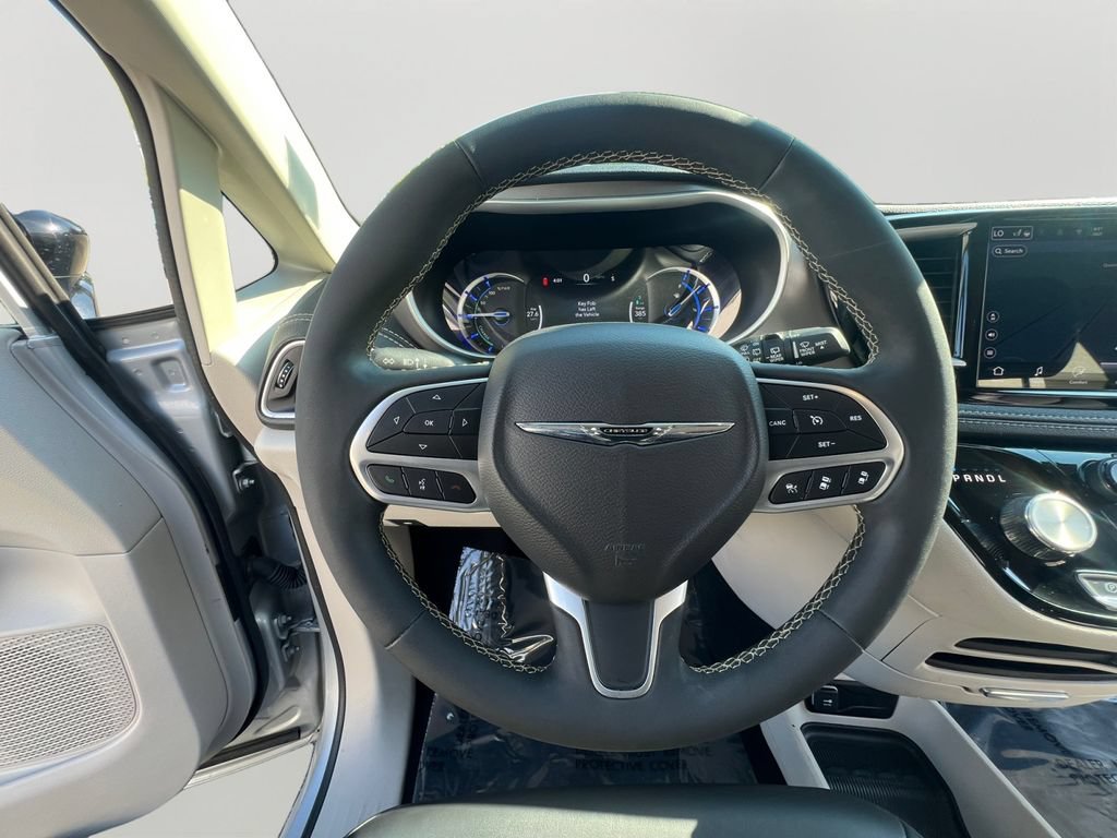 Used 2024 Chrysler Pacifica Limited FWD image 15