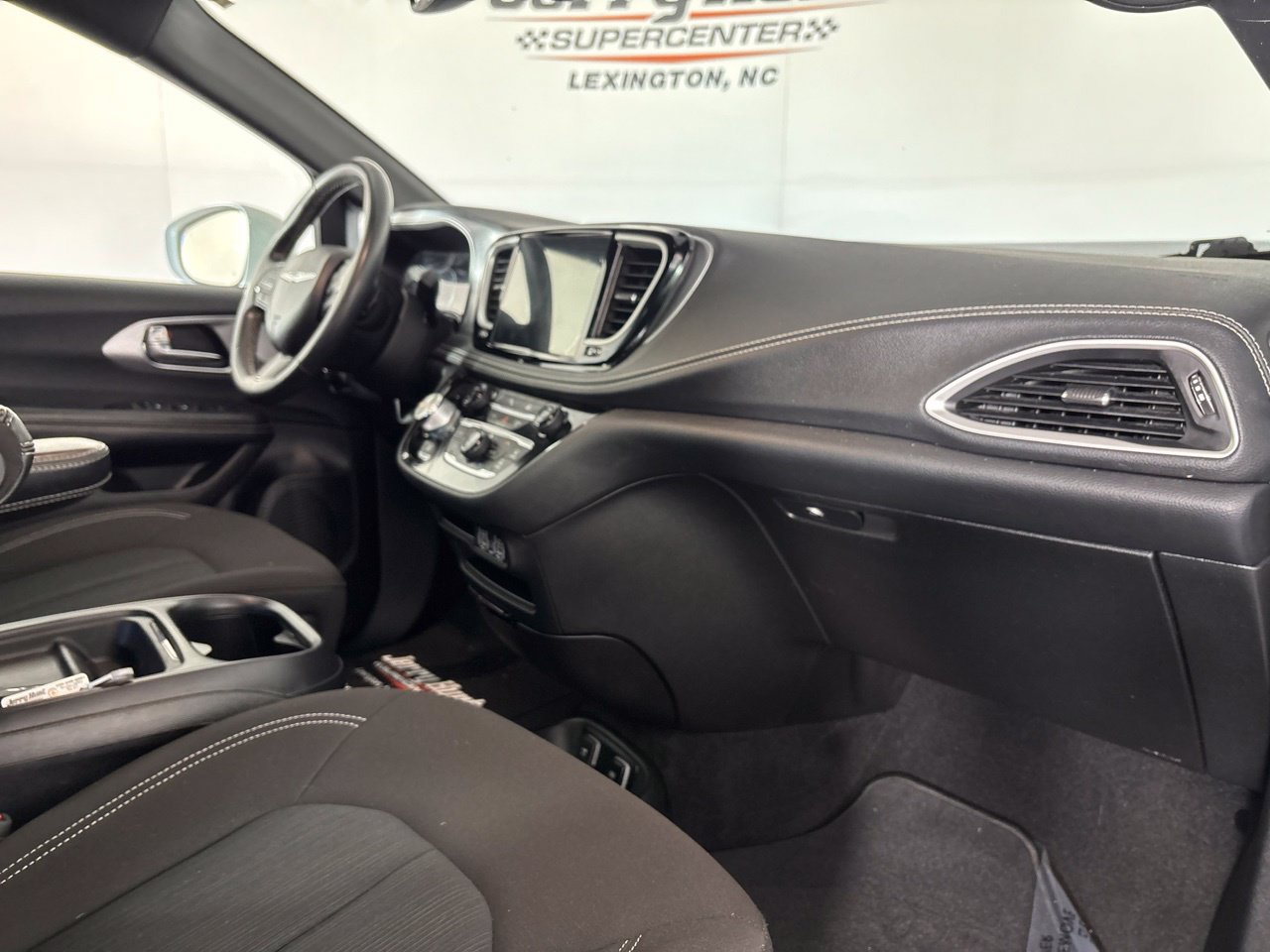 Used 2021 Chrysler Pacifica Touring w/ S Appearance Package FWD image 29