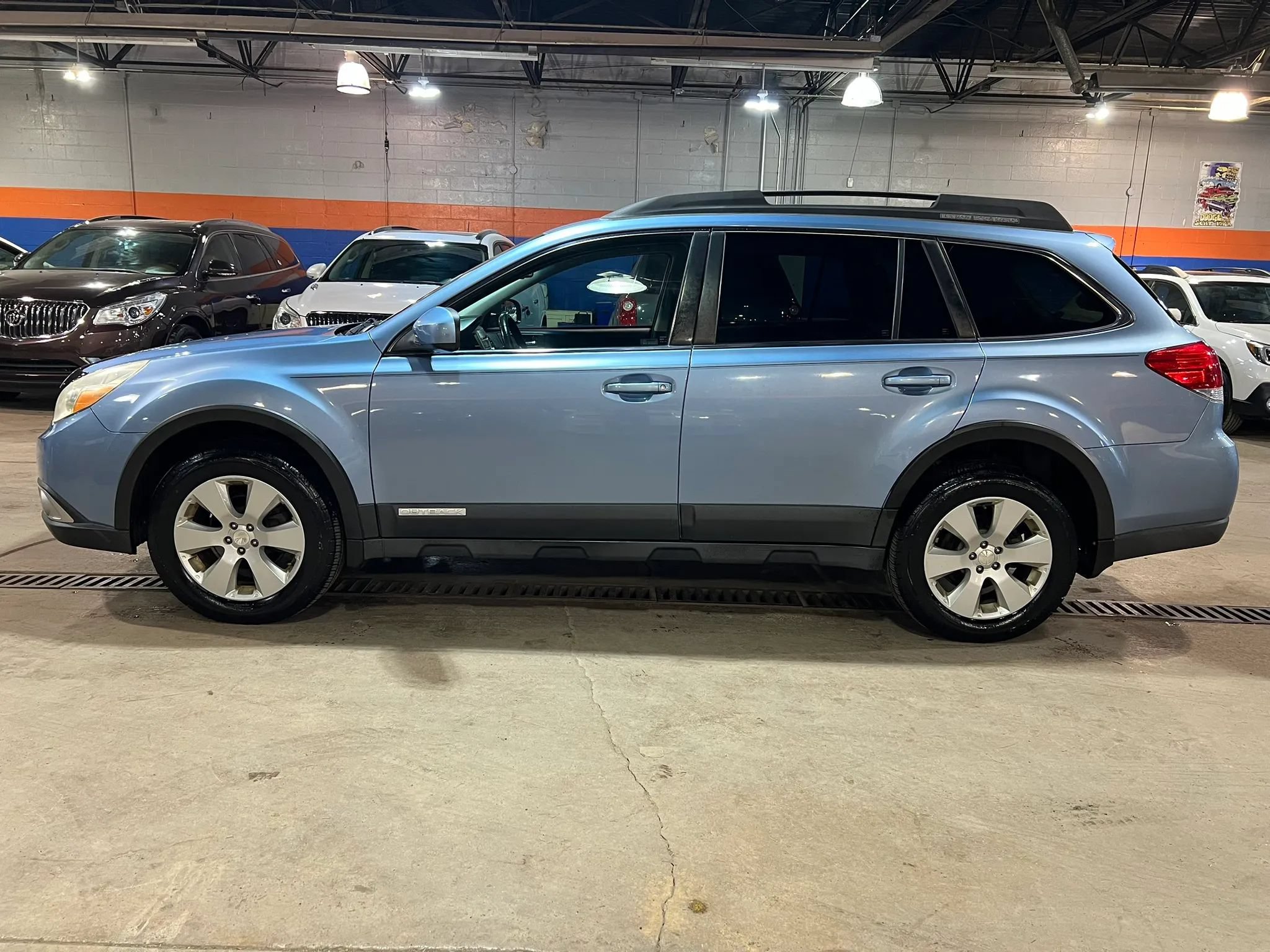 Used 2011 Subaru Outback 2.5i Premium AWD/4WD image 2