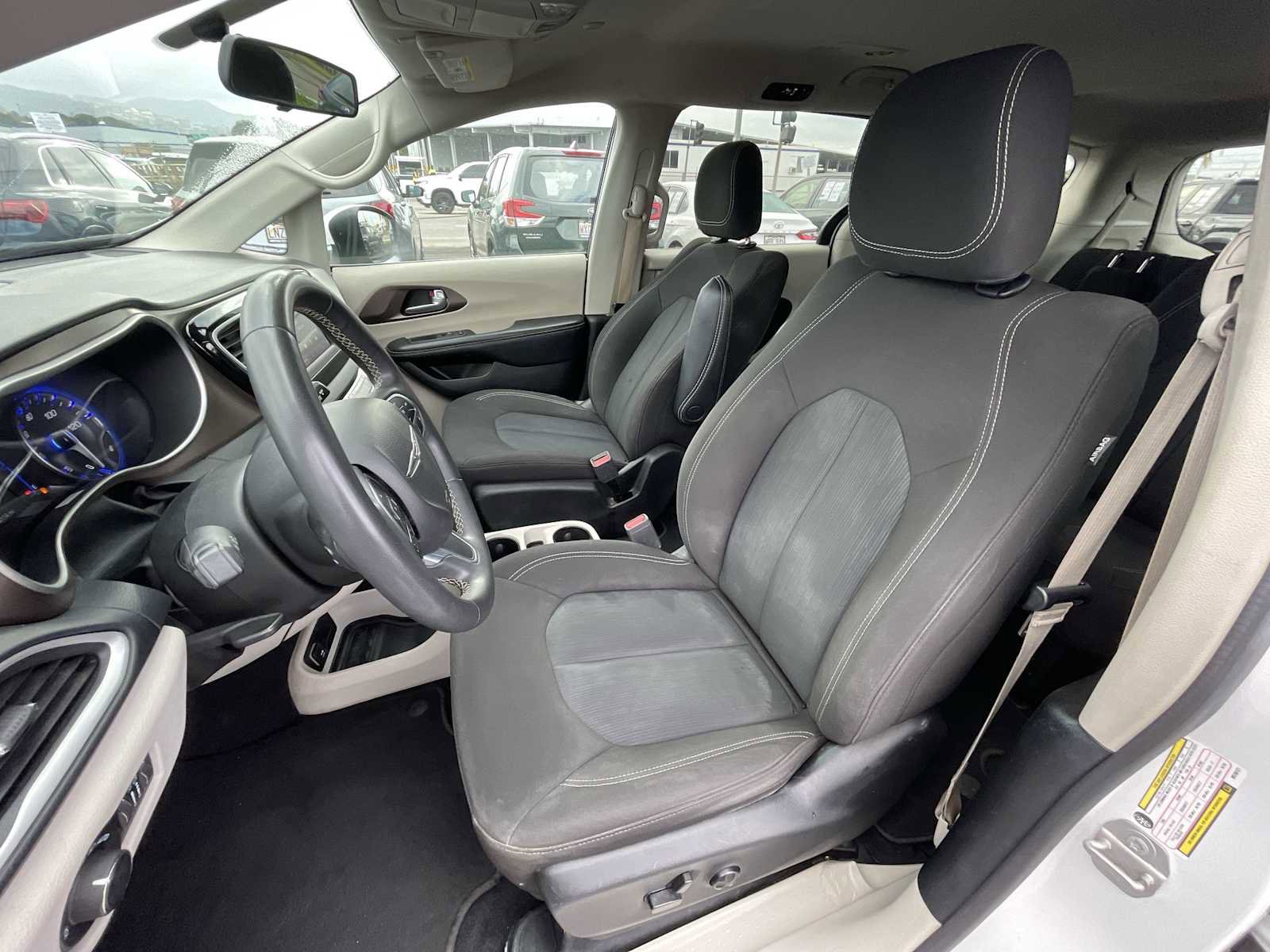 Used 2022 Chrysler Voyager LX image 13