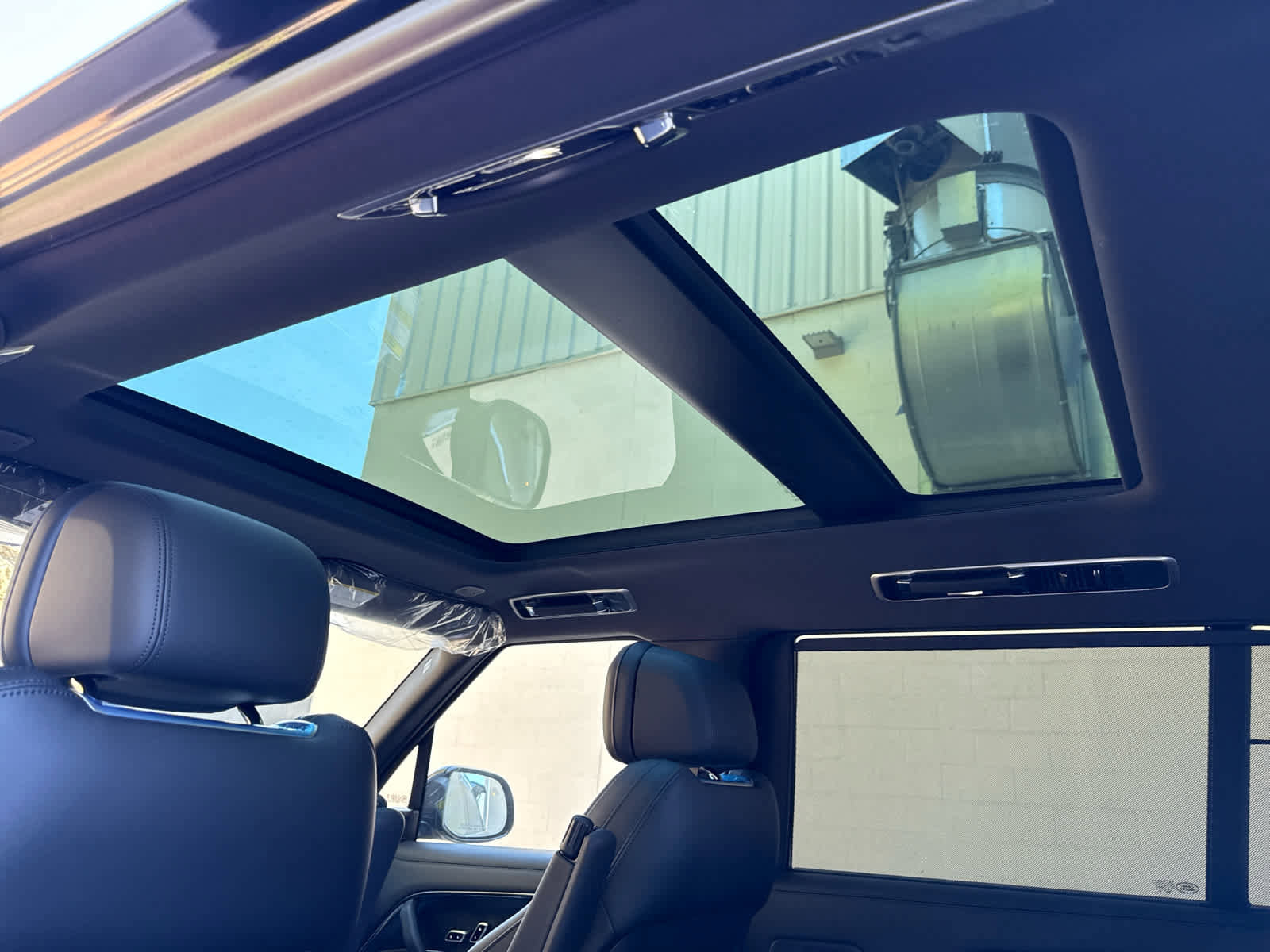 New 2025 Land Rover Range Rover Long Wheelbase SE image 18