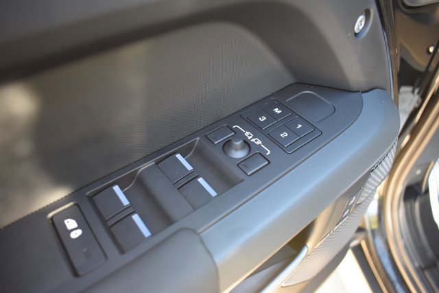 Used 2024 Land Rover Defender 110 X-Dynamic SE image 12
