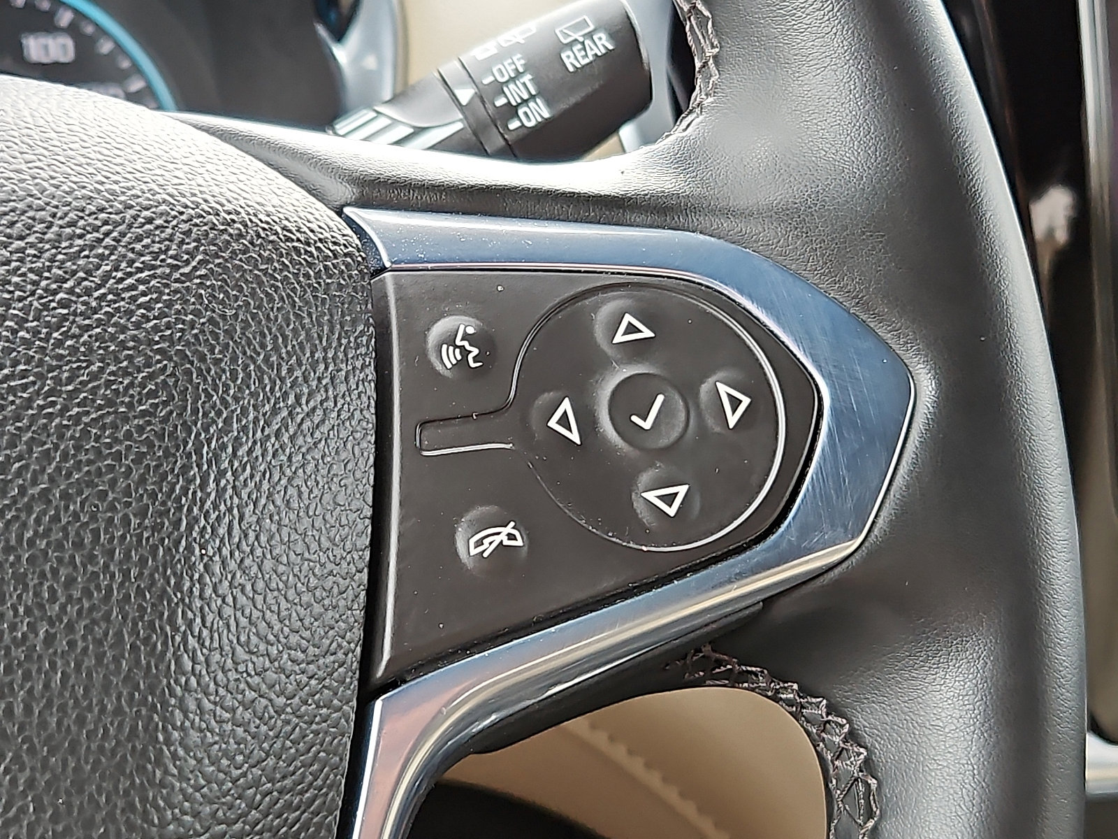 Certified 2023 Chevrolet Traverse LT w/ Rear Camera Mirror Package image 21