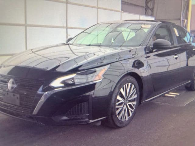 Used 2025 Nissan Altima 2.5 SV FWD image 3