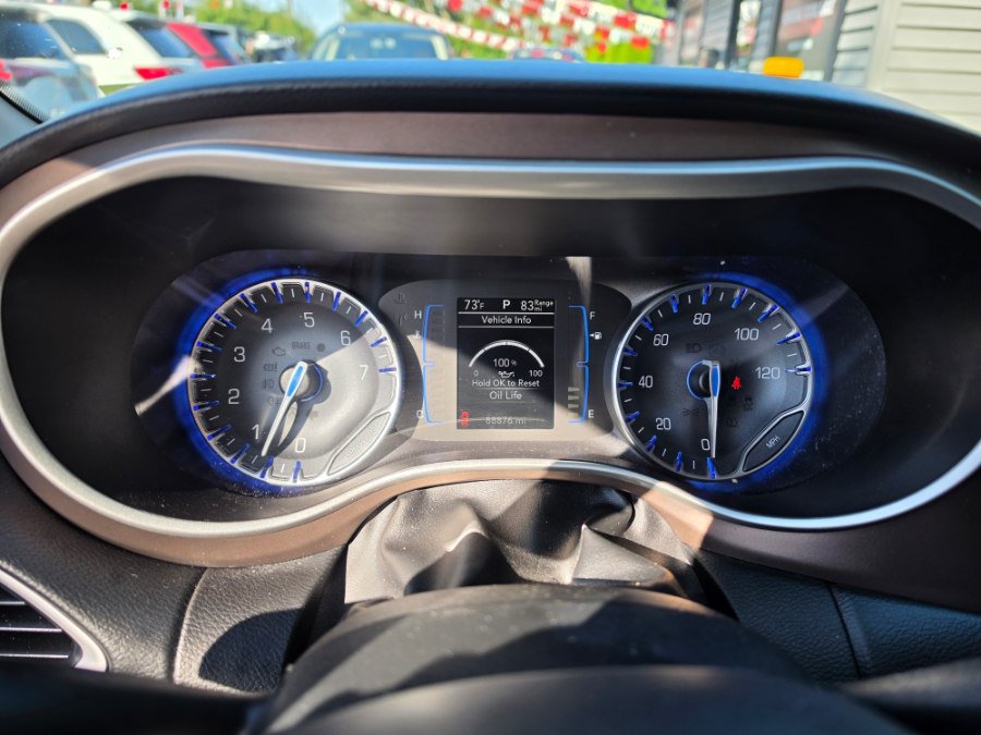 Used 2017 Chrysler Pacifica Touring-L FWD image 20