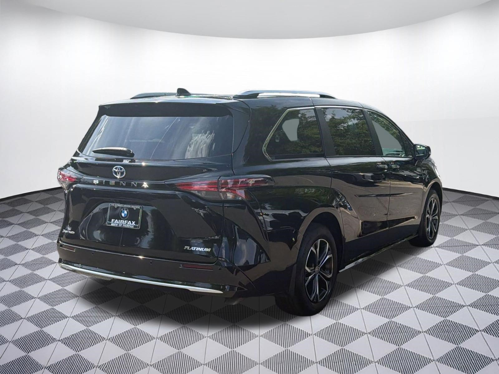 Used 2025 Toyota Sienna Platinum AWD/4WD image 9