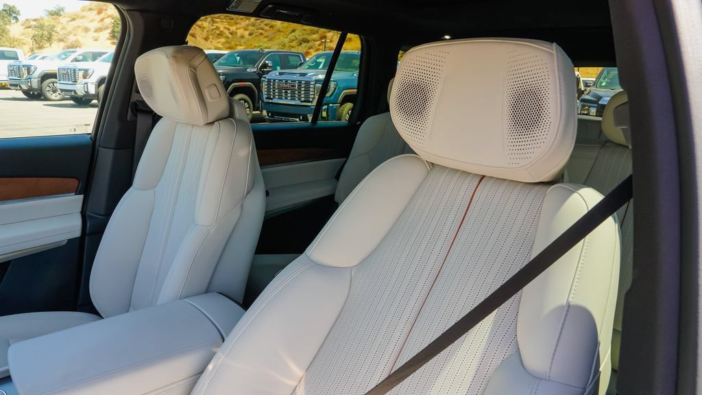 New 2027 Cadillac Vistiq Luxury w/ LPO, Floor Liner Package AWD/4WD image 11