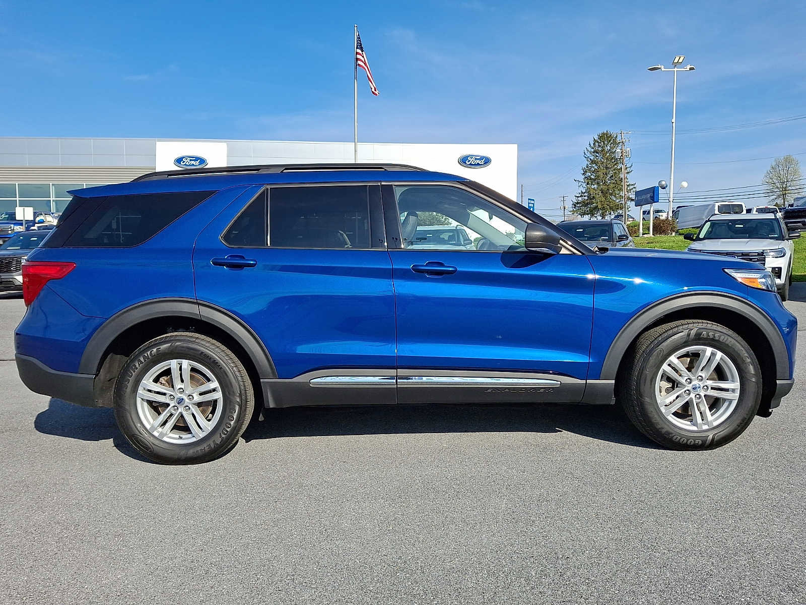 Certified 2022 Ford Explorer XLT w/ Equipment Group 202A AWD/4WD image 7