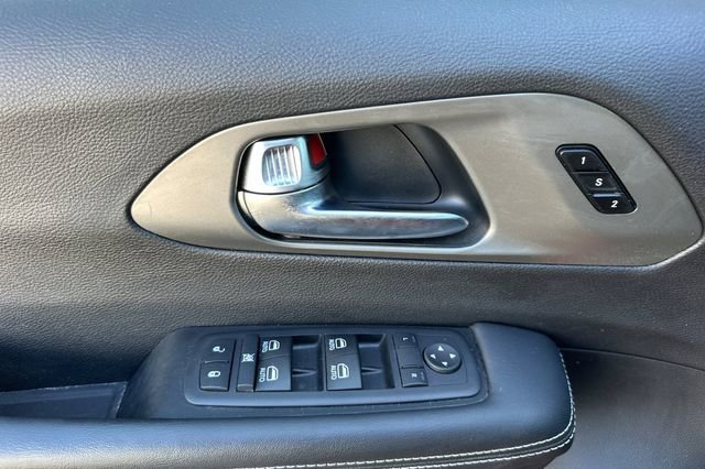 Used 2025 Chrysler Pacifica Select image 11