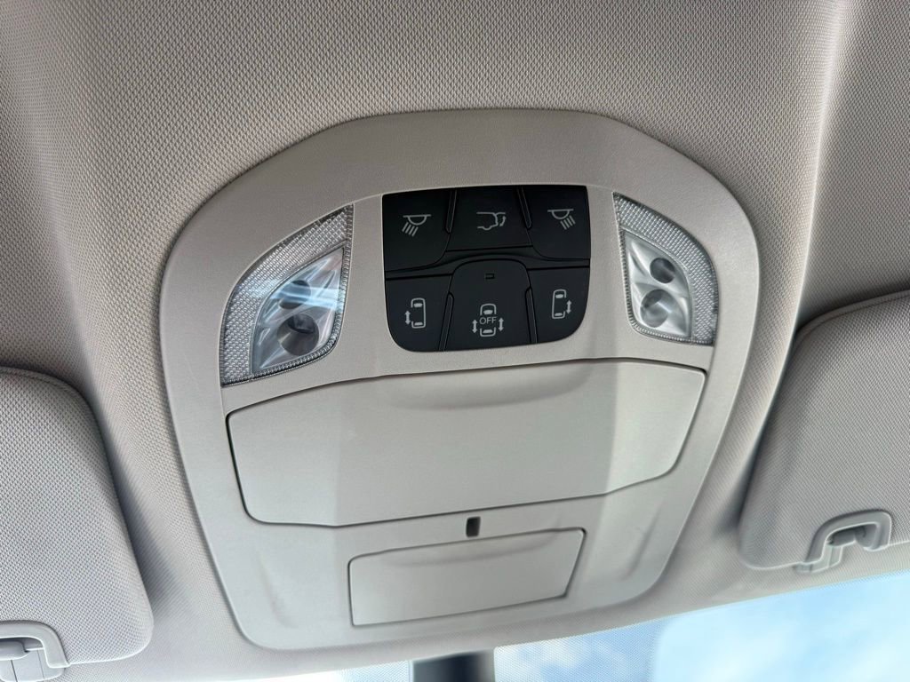 Used 2023 Chrysler Pacifica Touring-L FWD image 11